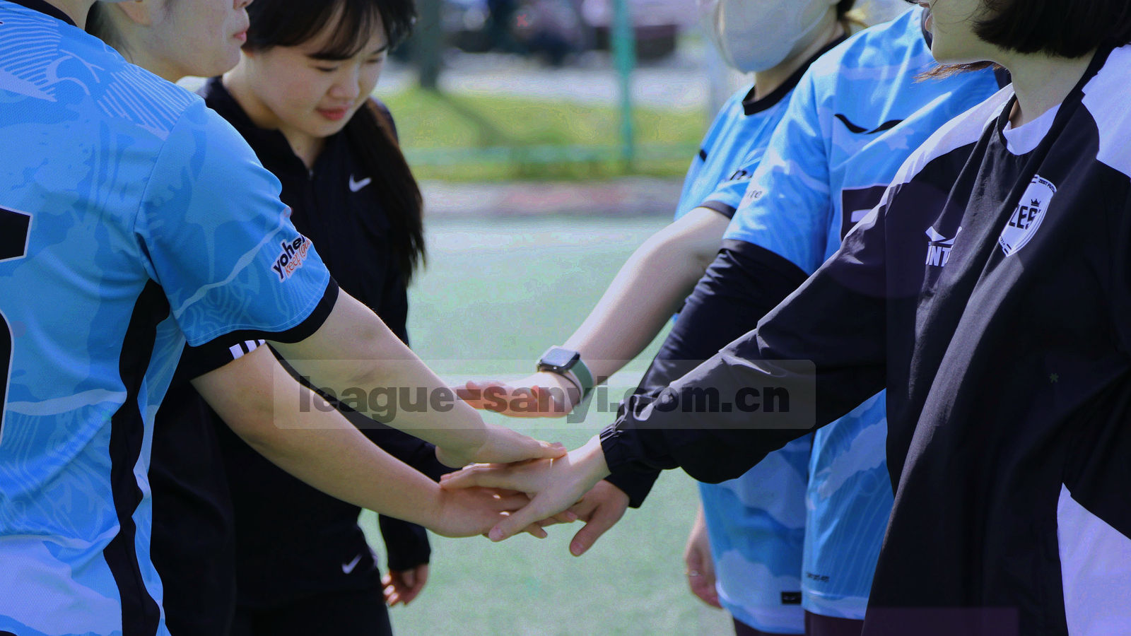 深色背景上流动的数据轨迹汇聚成校验节点再向外分发的抽象图形